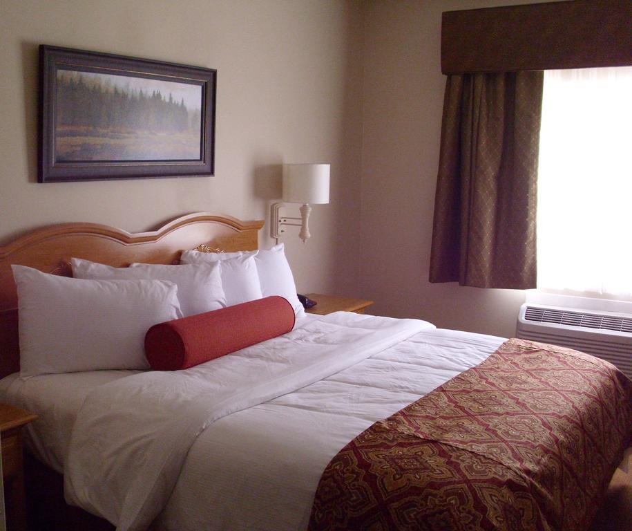 Savanna Inn & Suites Δωμάτιο φωτογραφία