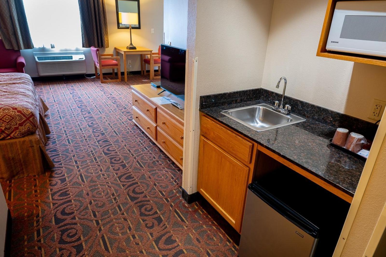 Savanna Inn & Suites Εξωτερικό φωτογραφία