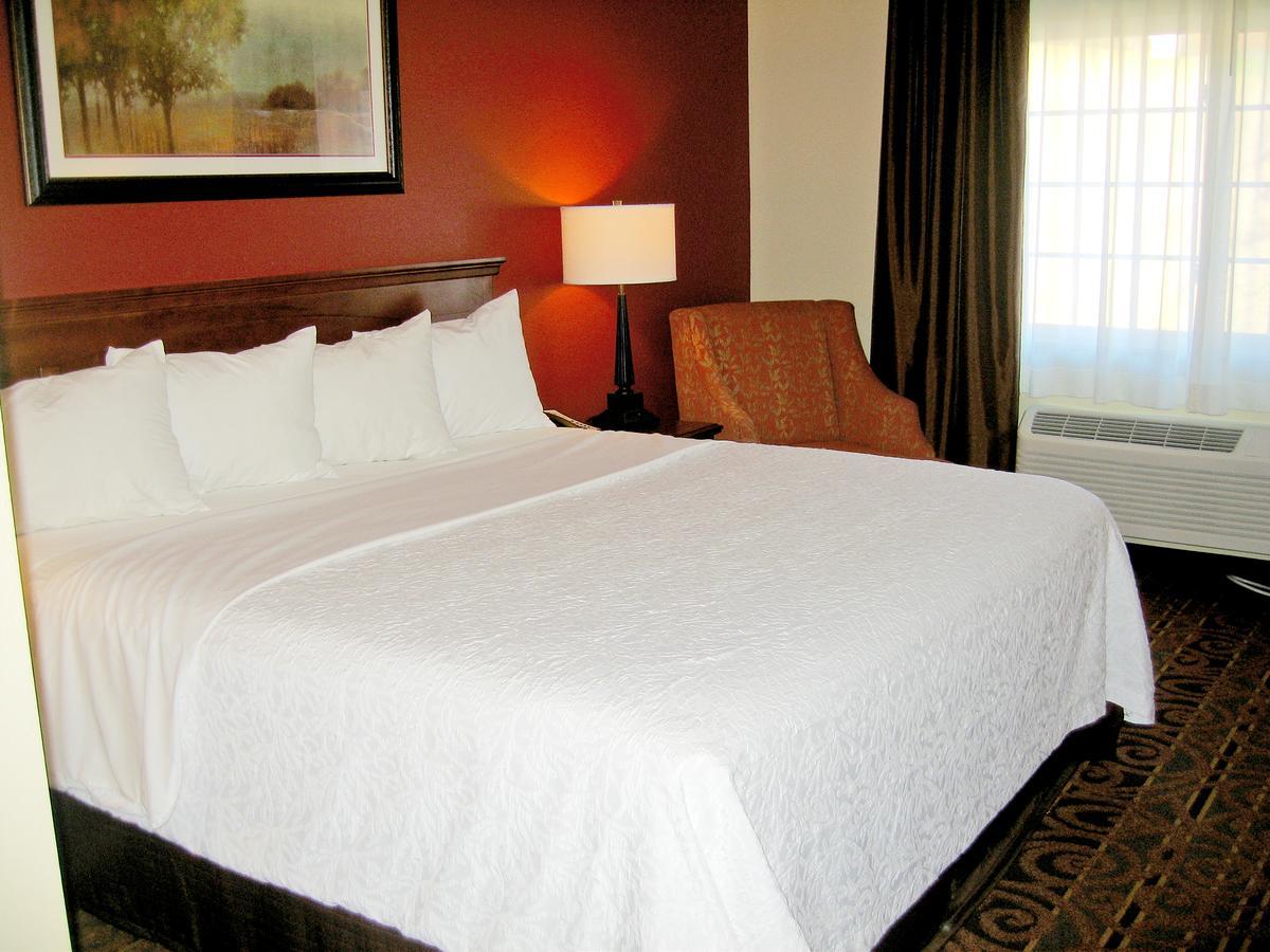 Savanna Inn & Suites Εξωτερικό φωτογραφία